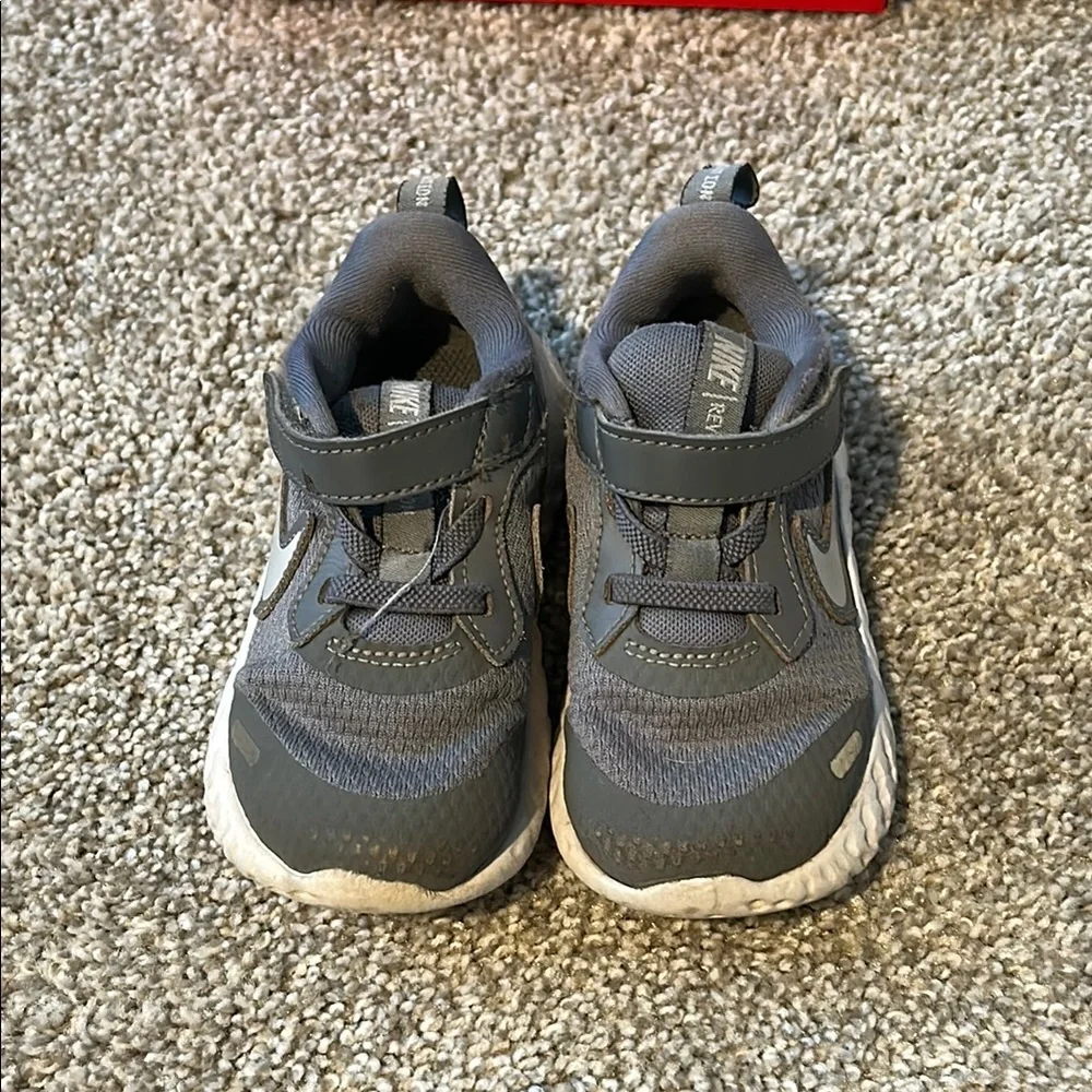Nike Gray and White Sneakers with Velcro Closure - Picture 4 of 11